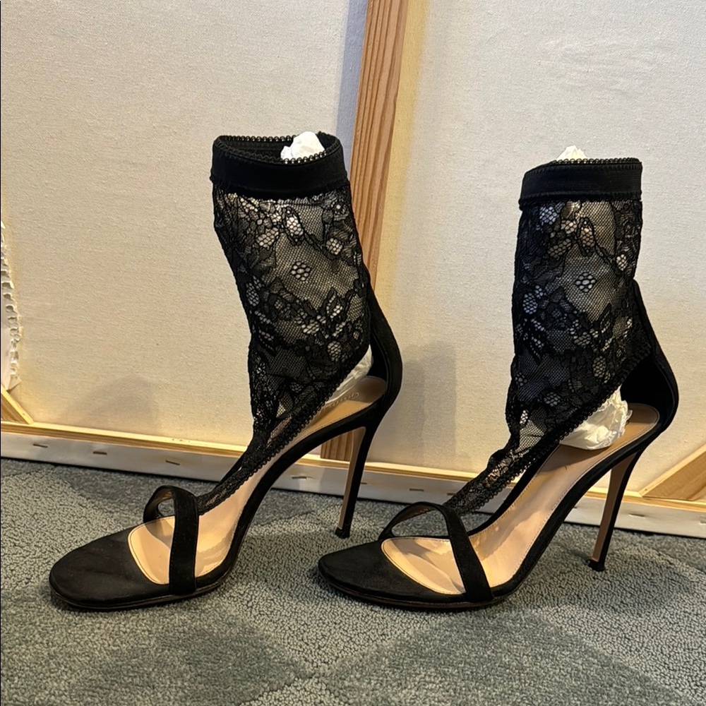 AUTHENTIC GIANVITTO ROSSI Elegant Black Lace Women's Heels